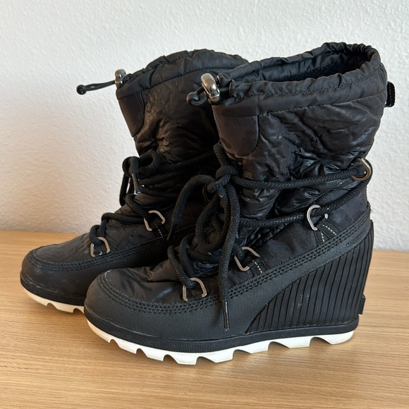 Sorel Black Kinetic Wedge Boot Lace Up/Toggle Closure Waterproof Fleece Lined 7 - Picture 2 of 4